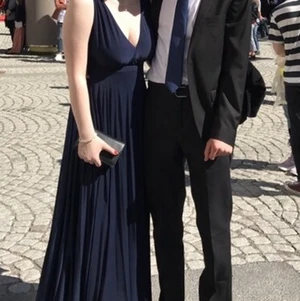 Balklänning - Säljer nu min superfina balklänning! Säljs då den inte kommer till användning, har bara används en gång och det var under balkvällen. Tror jag köpte den för 699kr. Skriv för fler och bättre bilder! Köparen står för frakt🌟