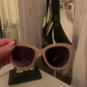 Pastellrosa solglasögon - Ett par pastellrosa solglasögon! Knappt använda och säljer eftersom jag måste rensa lite bland mina solglasögon!🥰  priset kan såklart diskuteras i chatten