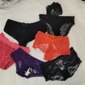 Diverse trosor  - Helt nya, de flesta har plombering eller lappar kvar, annars har de varit med i ett flerpack (självklart är de också helt nya). Finns 2st av de rosa och de två översta svarta. Storlek S. Pris 10-35kr styck, eller alla 9 par för 200kr. Frakt FRÅN 13kr (för ett par). 