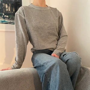 Grå clean sweatshirt🤍 - Simpel grå Sweatshirt 🤍.                                  Storlek: L (lite liten i storleken) Pris: 55kr, Skriv buden till mig privat eller kommentera på bilden!  Köpare står för frakten (Du bestämmer vilket paket så länge det uppfyller vikt och storleks kraven) Kan även mötas upp mellan Varberg & Göteborg 