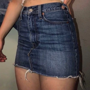 Levis kjol - Mörkblå jeanskjol från Levi’s i storlek W23. Väldigt liten för mig men får på mig den, jag är vanligtvis W26.