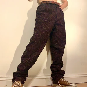 Vintage svarta manchesterbyxor färg - baggy svarta vintage manchesterbyxor med det fetaste rosa och gul afärgstänka mönstret 🌸 Först och främst är dessa byxor så så sköna och varma vilket är helt perfekt för hösten och vintern! Så snygga till en ljus stickad tröja och ett par neutralt färgade sneakers för en casual höst outfit! Midjemåttet är 82 cm och benlängden är 114 cm!