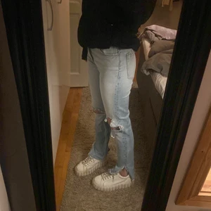 Zara jeans  - SKIT snygga zara jeans som typ är för korta för mig derför säljer ja de❤️ de är typ midrise och passar någon runt 165-170