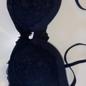 Bh från Lindex  - En svart BH med Spets detaljer. Den är använd några gånger men är i fint skick. Strl 75 B typ S. 35kr + 48kr frakt 
