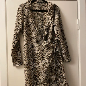 Oanvänd klänning  - Helt oanvänd leopardmönstrad klänning. Lappar kvar. Storlek M. Frakt tillkommer