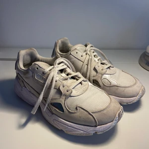Addidas sneakers - Hej, säljer ett par addidas skor i modellen ”Falcon shoes” i färgen vit, det är köpta i Paris på Addidas för 1099kr. Det är i storlek 39 och 1/3. Säljer pga inte använder dem längre! Skriv vid intresse och fler bilder☺️