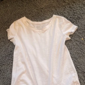 vita tröjor - här har vi 3 vita tröjor 1: en vanlig vit v ringad tröja från florida nästan aldrig använd som kostar 60 kr utan frakt! 2:en kenzo tröja  som jag köpte för 800 och säljer för 300! 3: köpte den för 230 och säljer den för 170 utan frakt helt nytt skick 😍🙌🙌🙌😍😍🙌