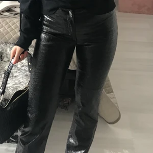Skinnbyxor - Mycket bra skick, skinnbyxor som ser ut som orm skinn, från Carin Wester