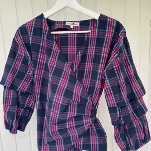 Kappahl blouse (size XS fits size S too). In great shape, perfect to wear at festive events with a skirt or with jeans. 