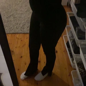 Ribbade kostymbyxor  - Ett par svarta ribbade kostymbyxor med slits, känds som mjukisbyxcor fast ser ut som kostymbyxor. Använd en gång men tagit bort lappen därför kan ja ej skicka tillbaka, för korta för mig (är 160cm lång) därför självet ja dom. 100kr plus frakt 88kr 💗💗