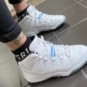 Jordan 11 - Jordan 11 Legend blue storlek 33,5. Skick 10/10 endast restade för bild, alltid förvarade i box. 566kr inkl spårbar frakt.