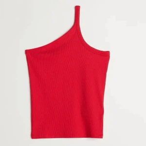 Röd söt topp - Säljer en röd topp från ginatticot i st S men passar även M. Tyvärr har jag ingen användning av den och har använt den cirka 2 gånger bara!😇köparen står för frakten och betalningen sker via swish