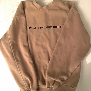 Vintage Nike sweatshirt  - Supersnygg vintage beige Nike sweatshirt. I mäns storlek S men sitter fungerande på mig som har M. 