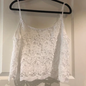 Vit topp - Vit topp med spets från H&M. Strl 44. Använd ett fåtal gånger 🤍