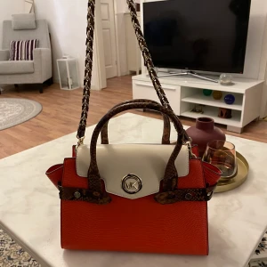 Mickhael kors väska - Hjälper min mamma att sälja sin Mickhael kors väska då hon ångrar sktt köp. Väskan är som ny och kvitto medföljer.