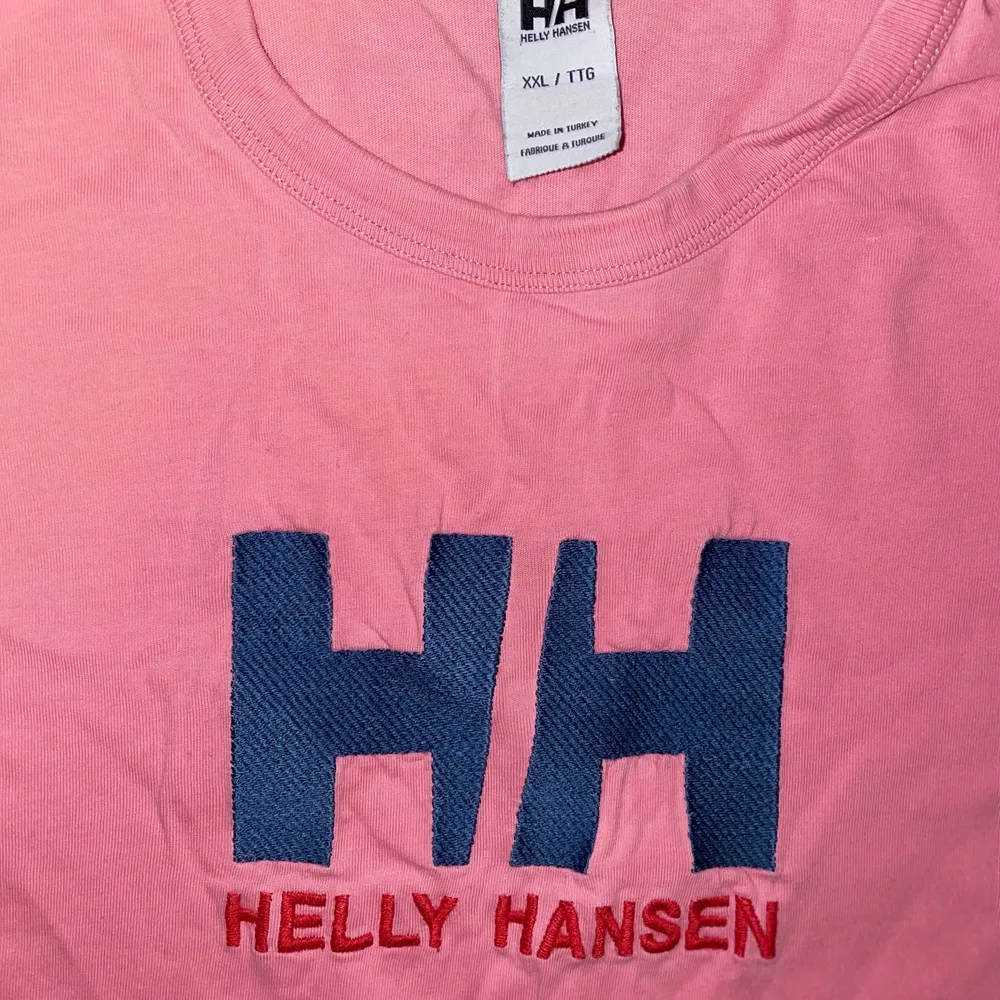 Nyskick! står att den är storleken XXL men skulle säga att det är en L ;) passar både tjejer och killar. T-shirts.