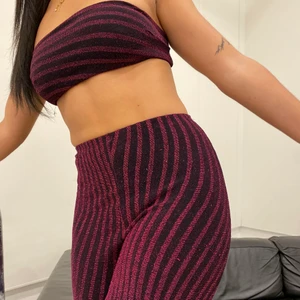 Sparkly Set size Small - Glittrigt lila set från Nelly. Byxorna är raka och toppen som en tub-topp 