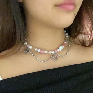 Halsband - Super snyggt halsband med rosa pärlor! Säljs pga används inte. 