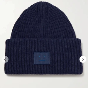 Acne mössa - Säljer nu min marinblåa mössa från Acne! Använd men fortfarande fint skick. Nypris 1.100, kvitto och alla lappar finns kvar💙