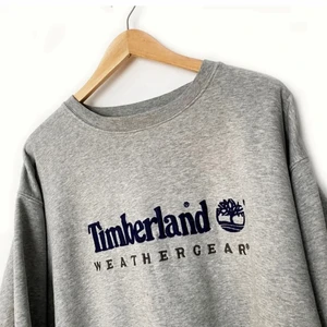 Timberland - INTRESSEKOLL på denna jättecoola vintage Timberland sweatshirt. Ett hål på ena mudden, men inget som stör och säkert enkelt att fixa. Säljer endast vid bra bud🥰🌤 fler bilder kan skickas privat💛 