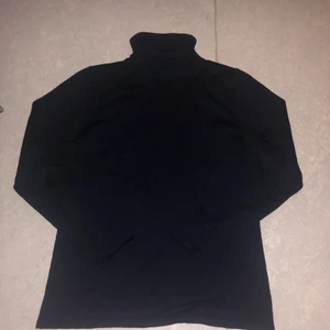 Mörkblå polotröja i storlek S - Mörkblå polotröja i mycket gott skick storlek S.