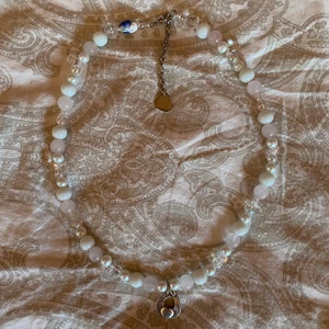 * ⁺˚*･༓☾ halsband ☽༓･*˚⁺‧͙ - Halsband gjort på pärlor av rosenkvarts, facetterade glaspärlor, vita glaspärlor, vaxade glaspärlor, pärlor av porslin och en pendant i silver 🔮💎🌫💟❣️ ! gratis frakt !