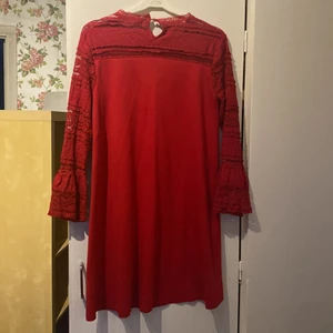 Röd klänning/tunika  - En röd klänning från Kappahl, använd 1 julafton men inte mer än så. Spets upp till och skönt material ner till. 