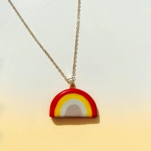 Rainbow pendant ✨ - Handgjord hängsmycke i form av regnbåge 😍 Skapad av lera och resin som ger den glans ✨ Enbart hängsmycket säljs, alltså utan kedjan. Lite klibbig och säljer den därför för 30 kr.