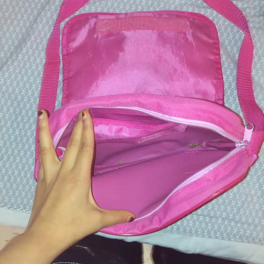 Hello Kitty SANRIO väska :))) dm:a ifall du vill köpa. Väskor.
