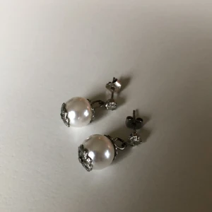 Söta pärlörhängen - Dessa örhängen är köpte från Glitter. De är riktig söta men samtidigt stilrena🤍✨!