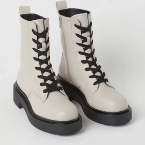 Boots - Helt nya boots i stl 40 som endast är provade och bara har stått sen jag fick hem de. Säljs då de inte är min stil. Snygga, bekväma och normal bra passform. 300kr +frakt