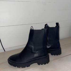 En av höstens måsten, ett par svarta boots. Använda ett fåtal gånger! Stl 36, normala i passform/stl. 
