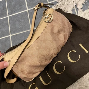 Gucci väska pochette - Säljer min nästan oanvända Gucci pochette väska, så himla fin verkligen. Hör av er för frågor.  Äkthet garanteras på mina saker och ni kan se serienumret. Kan diskuteras priset!! :)