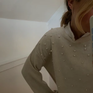 RIBBSTICKAD BEIGE TRÖJA MED PÄRLOR - jättesöt ribbstickad tröja med pärlor🧚🏽 i jättebra skick & gosigt material🤌🏼