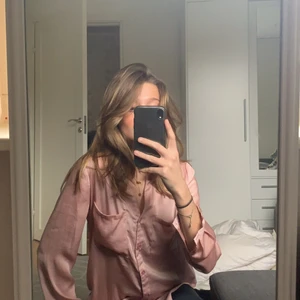 Rosa silkesblus  - Rosa silkesblus, lite oversized, superskön och fin