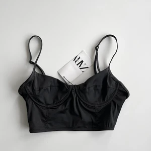 Zara korsett silkestop  - Säljer denna supersöta och populära silkes topp från Zara💗✨ Den är slutsåld och finns inte o köpa längre. Lappen är kvar. Den är endast provad och säljs då den inte kommer till användning. Är flera intresserade blir det bud 💗 köparen står för frakten. Dm vid frågor. OBS! Lägg bara bud om du är 100% säker tack 🙏🏼💗