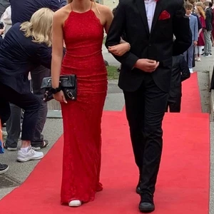 Röd balklänning - Säljer den RÖDA klänningen som är från Nelly. Använd en gång och passar perfekt till bal eller liknande🤍 köpt 2019 så finns nog inte kvar på hemsidan längre. Den är lite djupare i ryggen och så knyter man även den i ryggen. Sitter hur fint som helst och den är stretchig, nypris runt 800/900🤍 kan skicka fler bilder vid intresse