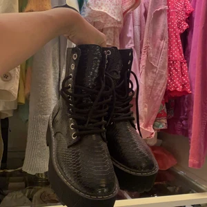 Boots - Skitsnygga boots som liknar dr martens! Knappt använda och perfekta till hösten💗