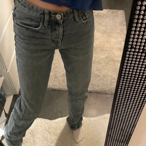 Zara jeans - Säljer nu mina supersnygga SLUTSÅLDA mid waist zara jeans, sitter superfint och passar till allt, (slitna längst ner på benen + hål)🤍