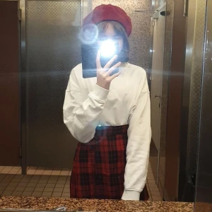 Vit sweatshirt från bikbok - Säger nu hejdå till min fina, mysiga cropped sweatshirt från bik bok pga att jag inte använder den. Den går att dra ihop och knyta nertill. Frakt ingår ej 🤍