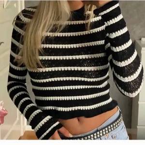 Populär tröja zara - Fin och nästintill oanvänd topp från zara jätte populär och fin, liten i storleken mer som S💞skriv vid egna bilder!
