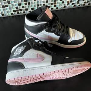 Äkta Air Jordan 1 mid White Artic pink/black. Säljer för det kommer inte till användning, använd fåtal gånger. Kartong kommer med och extra vita skosnören. I väldigt fint skick, storlek 40,5👟🥰