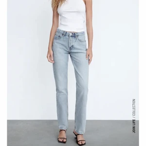 Mid Rise Jeans Zara - Säljer dessa pga att de är för tighta för mig tyvärr😭 dom är midrise från zara och är superfin ljusblå färg! Nypris: 359kr!🖤🖤 Jeansen har en rak modell
