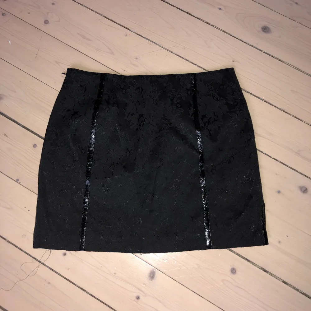 Svart kjol med spetsdetaljer och slitsar och detaljer i ”lack”. Köpt på humana för ca 1 år sen. Är för liten därför säljer jag den tyvärr. Storlek Xs . Köparen står för frakten💓. Kjolar.