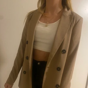 Kavaj st 34 - Kavaj i fint skick ifrån Hm! Endast använd en gång då den var lite liten för mig (lilla syster på bild). 150kr eller högsta bud