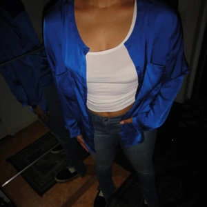 Blå blus - En färgstark blå blus med silkesintonation! 