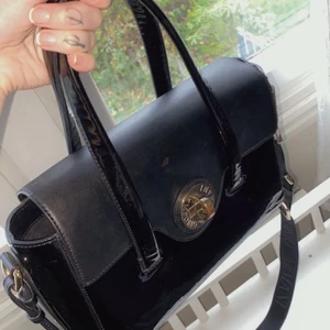 Emporio Armani väska. - Använd men i bra skick, medium storlek, fejkläder.