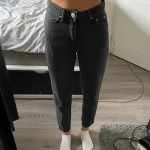 Jeans i mom modell - Svarta jeans från Gina.