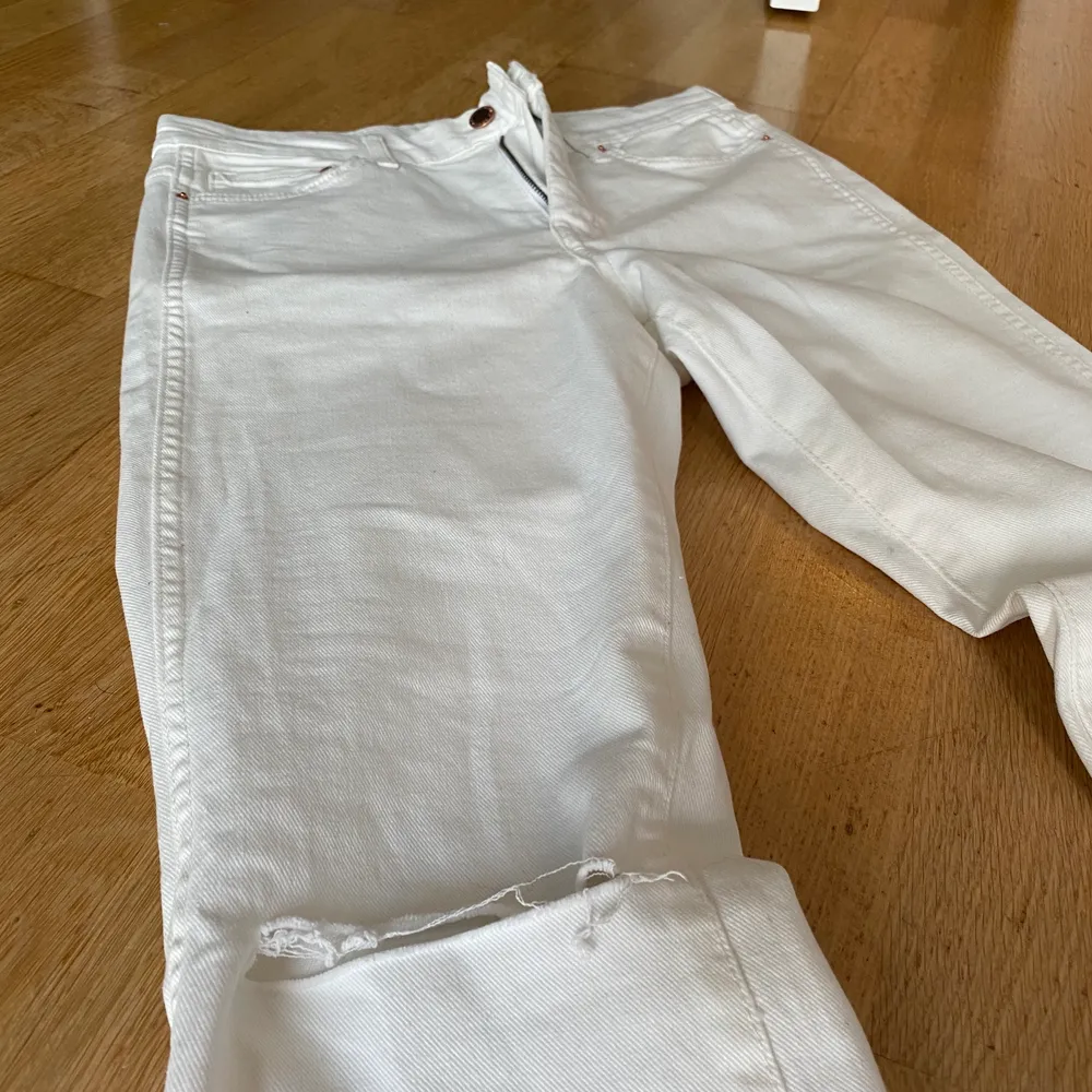 Fina vita Bootcut jeans med hål på knäna. Dessvärre aldrig använda! . Jeans & Byxor.