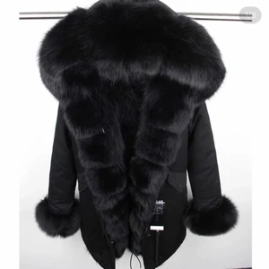 Pälsjacka  - (LÅNAD BILD)‼️‼️.  Hej  säljer nu min svarta vinterjacka, använd 1 vinter och fortfarande jätte fin i pälsen och överlag är jackan jätte fin inget fel på jackan .. för att få bild på jackan mer i detaljer så kan ni skriva till mig..